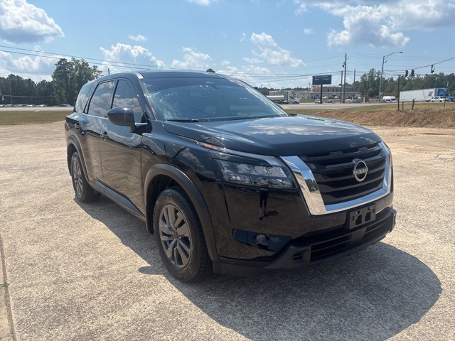 2024 Nissan Pathfinder S photo 2