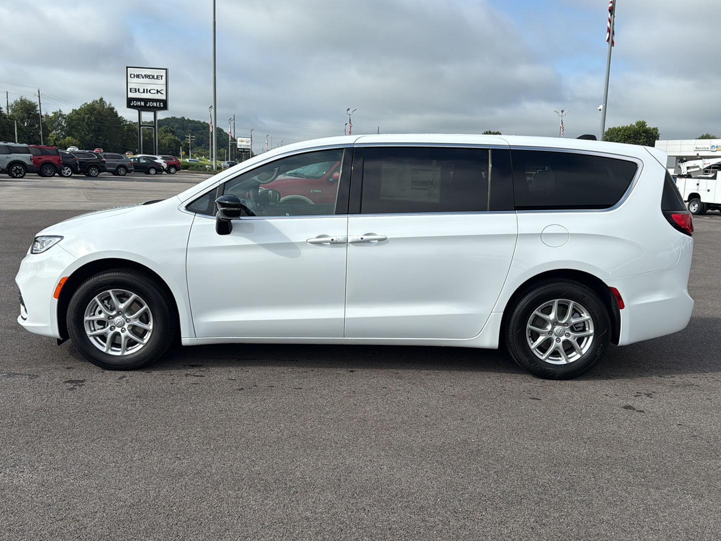 2026 Chrysler Pacifica photo 3