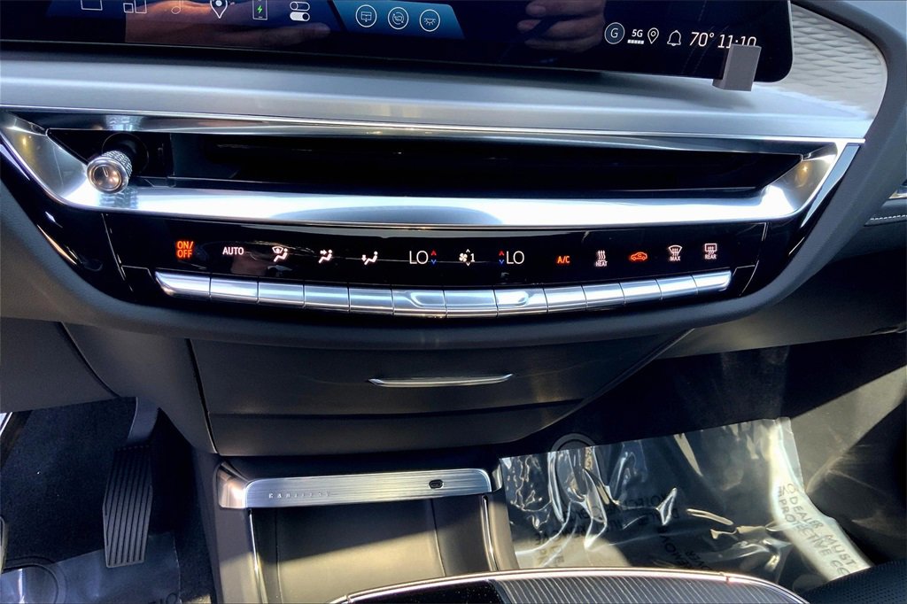 2025 Cadillac Lyriq Luxury photo 25