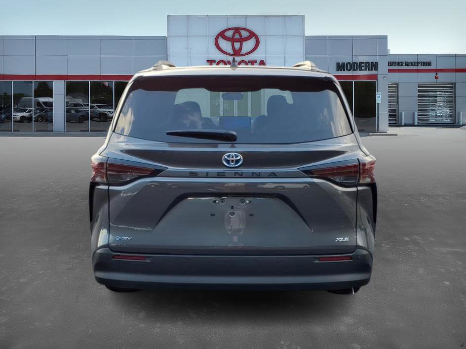 2025 Toyota Sienna Hybrid XLE photo 5