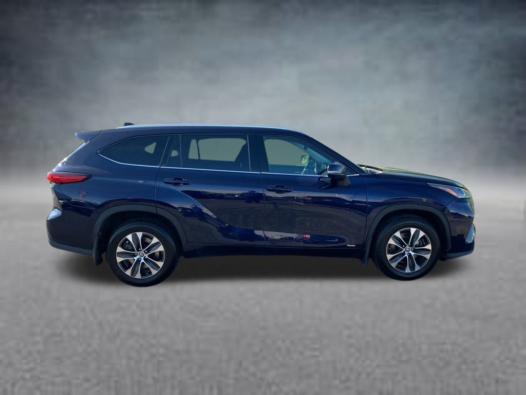 2022 Toyota Highlander Hybrid XLE photo 3
