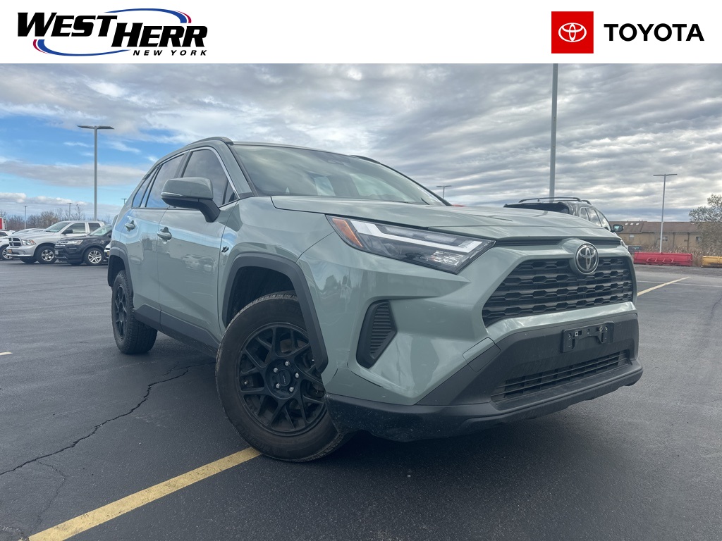 2022 Toyota RAV4 XLE's photo