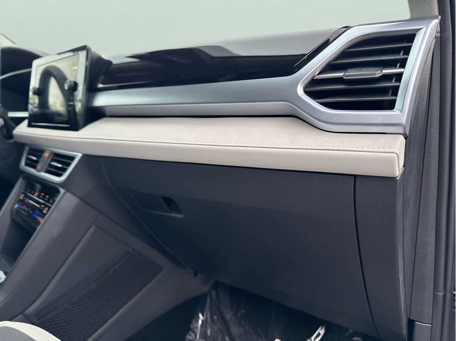 2025 Volkswagen Taos SE photo 31