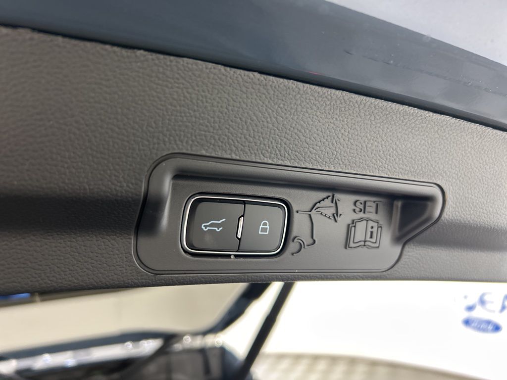 2025 Ford Explorer photo 30