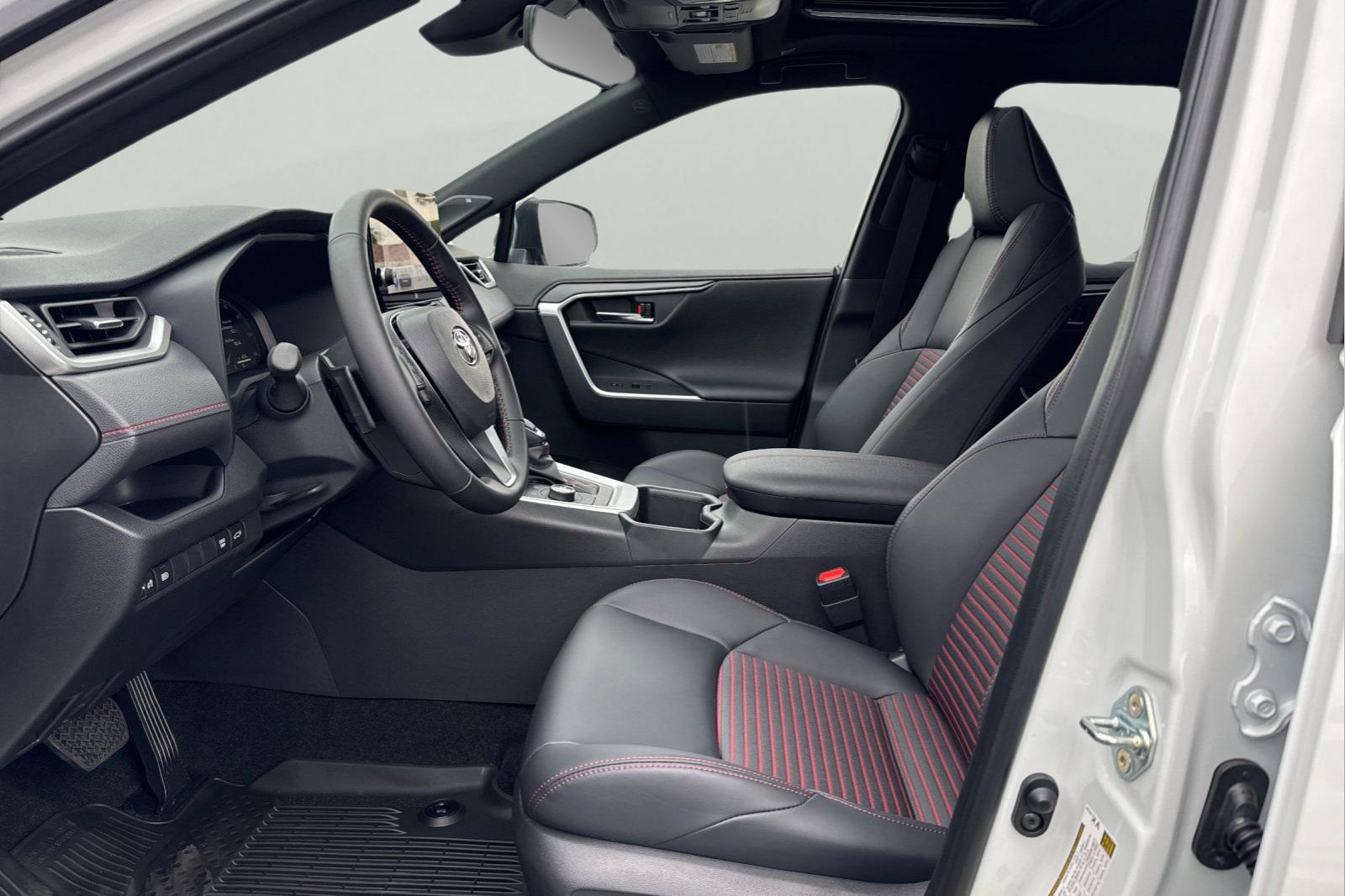 2025 Toyota RAV4 Hybrid XSE photo 13