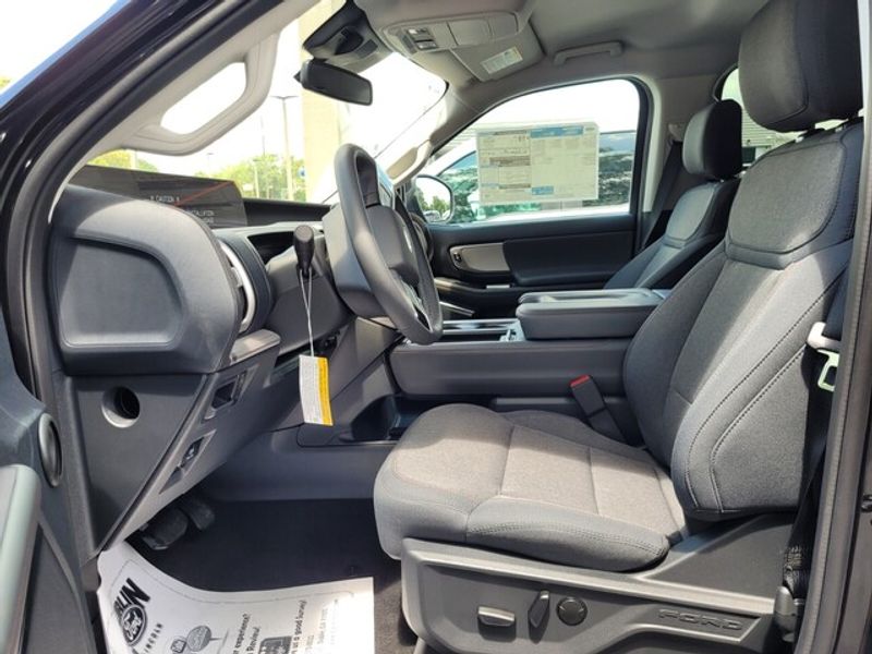 2025 Ford Expedition photo 3