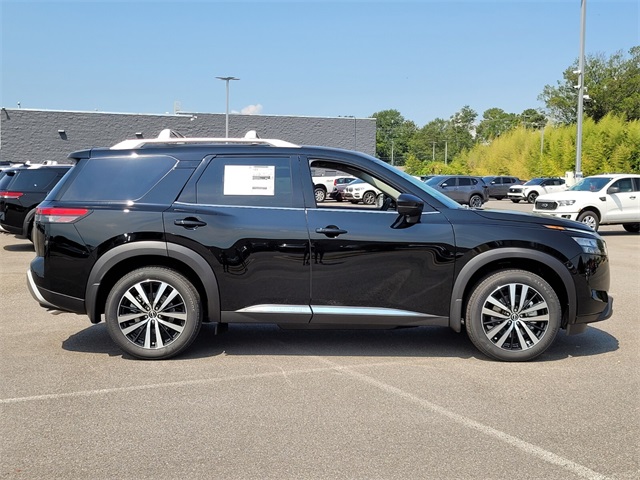 2025 Nissan Pathfinder Platinum photo 2