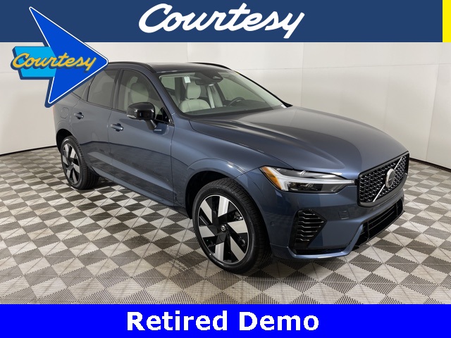 2025 Volvo XC60 Plus's photo