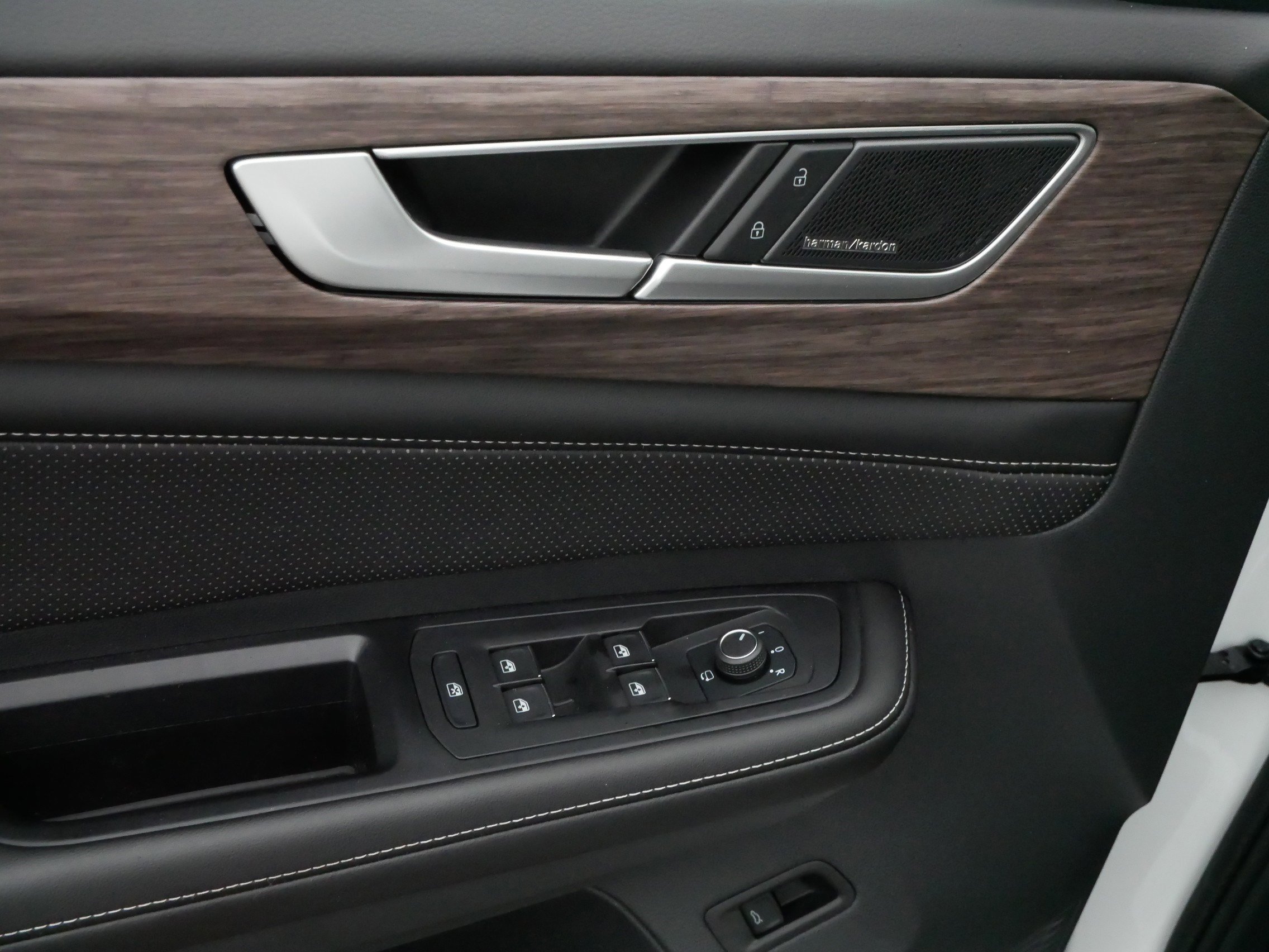 2024 Volkswagen Atlas SEL Premium R-Line photo 17