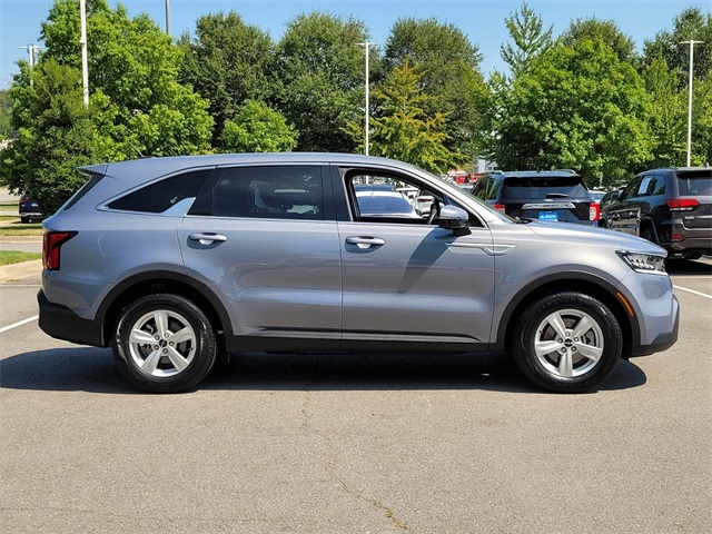 2023 Kia Sorento LX photo 2