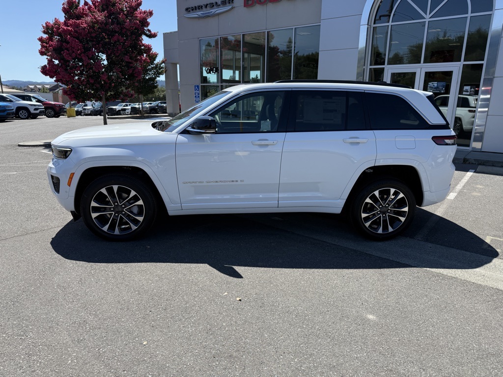 2025 Jeep Grand Cherokee Overland photo 2