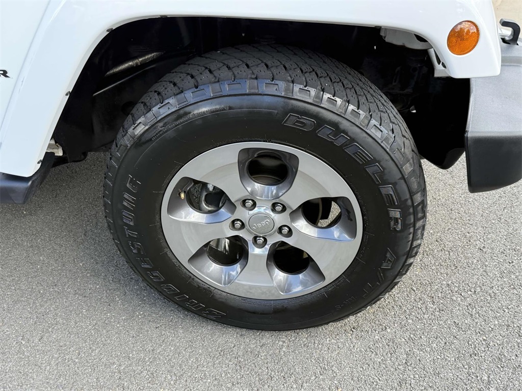 2017 Jeep Wrangler Unlimited Sahara photo 11
