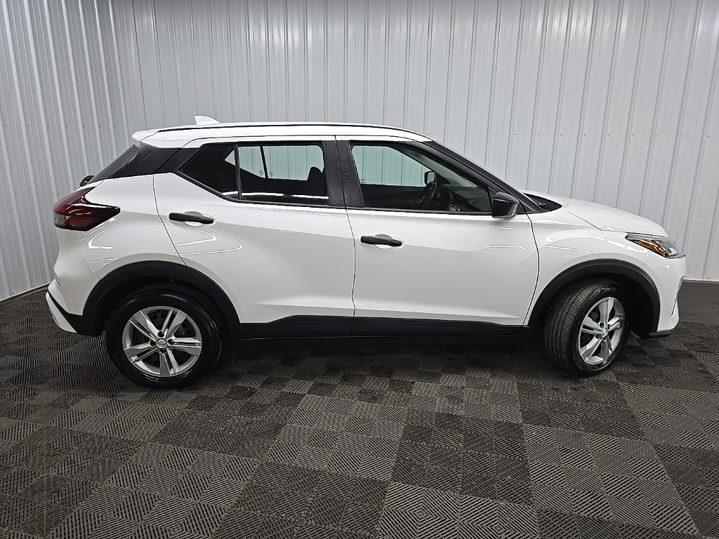 2022 Nissan Kicks S photo 2