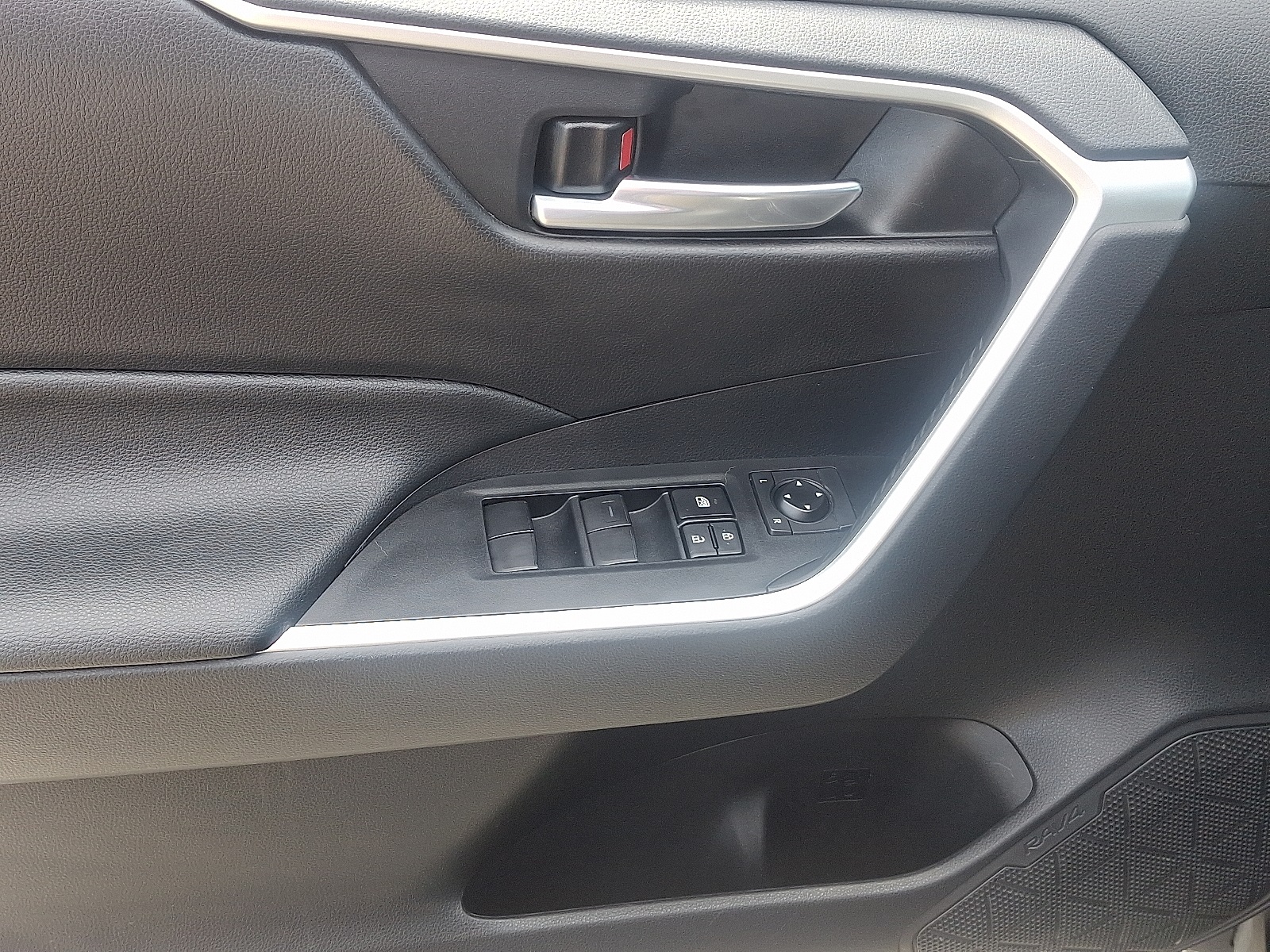 2021 Toyota RAV4 Hybrid XLE photo 13