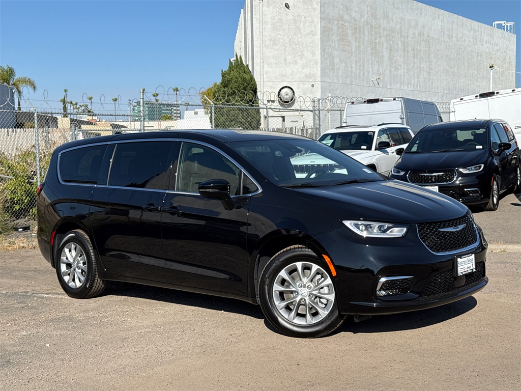 2025 Chrysler Pacifica photo 2