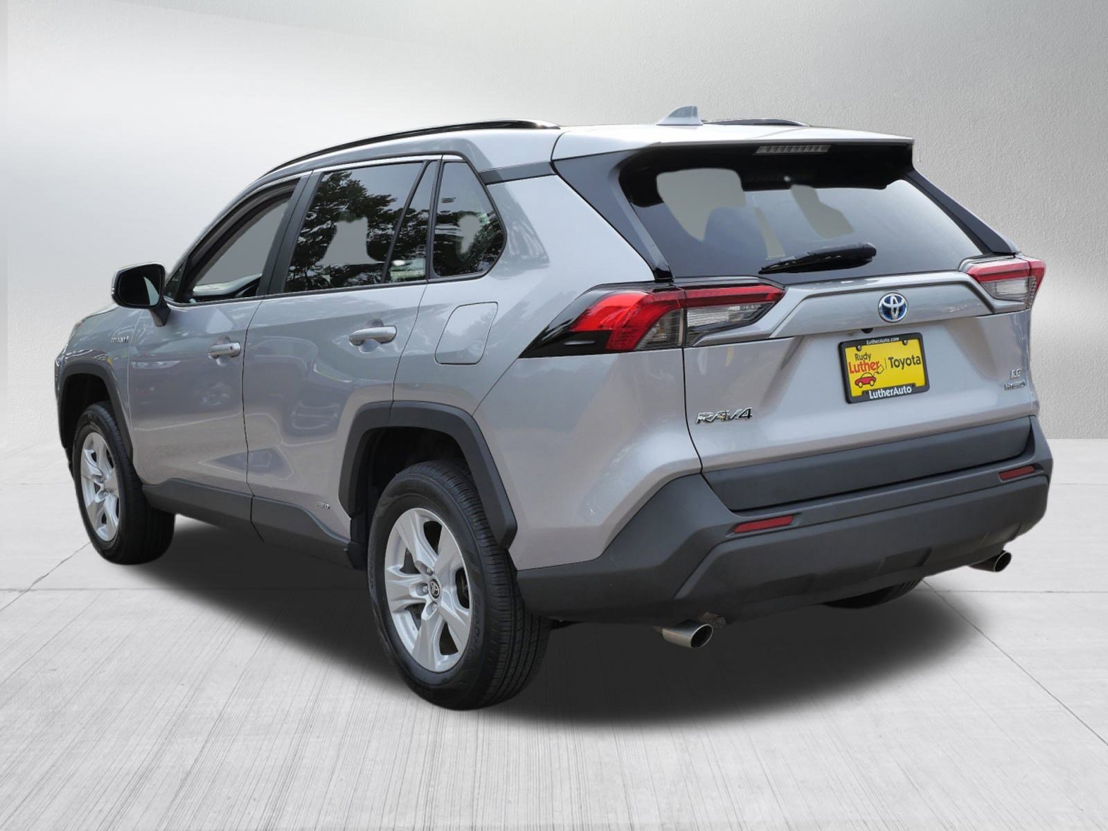 2021 Toyota RAV4 Hybrid LE photo 4