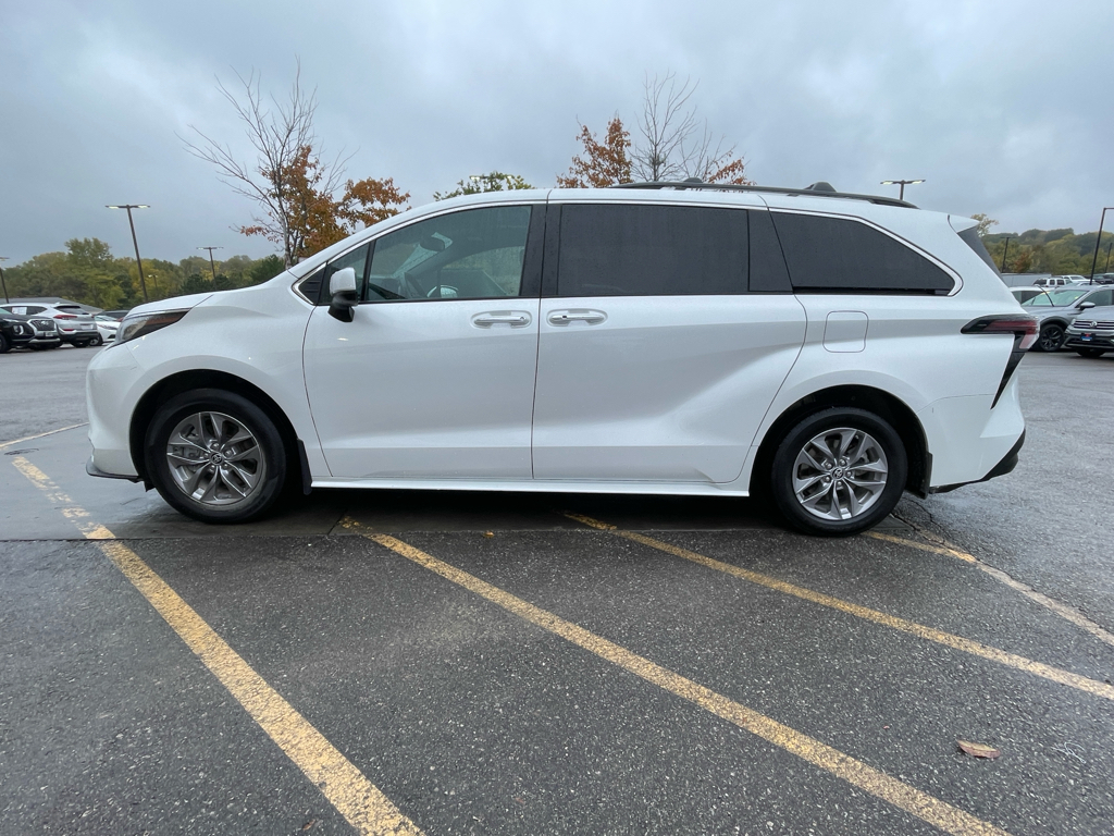 Used 2023 Toyota Sienna XLE with VIN 5TDJRKEC8PS175936 for sale in Kansas City