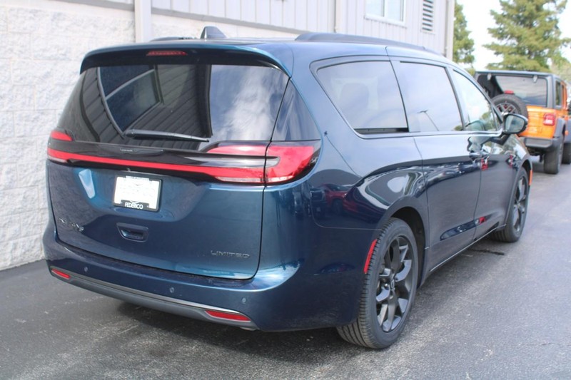 2025 Chrysler Pacifica Limited photo 2