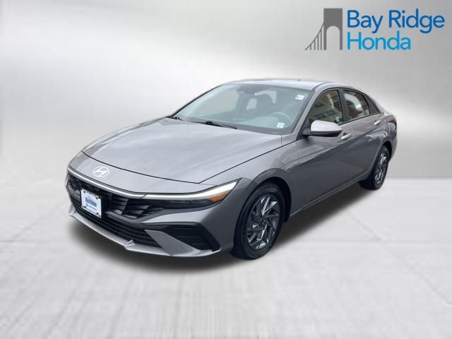 2024 Hyundai Elantra SEL photo 3