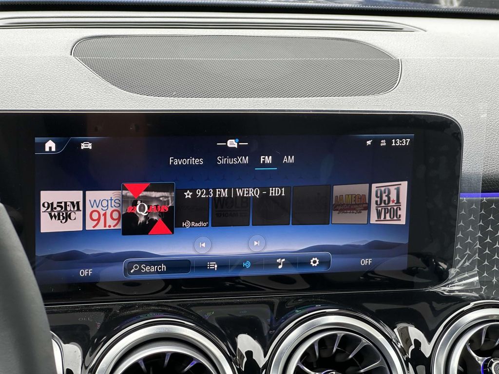 2025 Mercedes Benz GLB 250 4MATIC photo 8