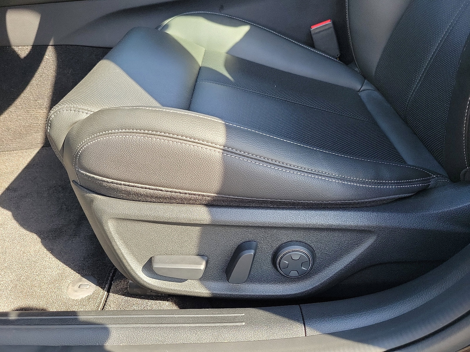 2025 Genesis G70 2.5T photo 14