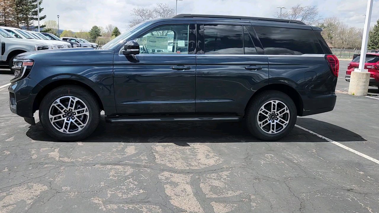 2025 Ford Expedition photo 2