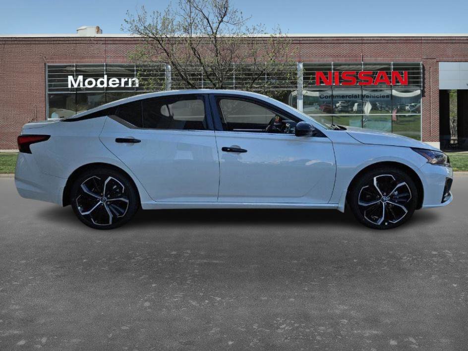 2025 Nissan Altima SR photo 2