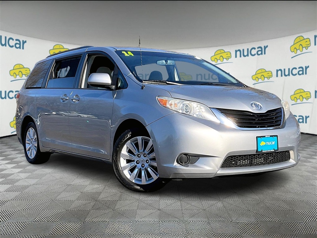 2014 Toyota Sienna LE's photo