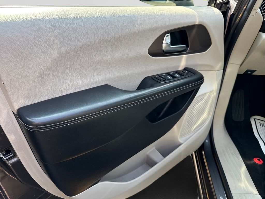 2020 Chrysler Voyager LXi photo 21