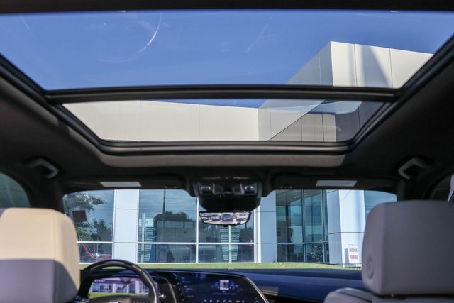 Used 2021 White Cadillac Sport image 11