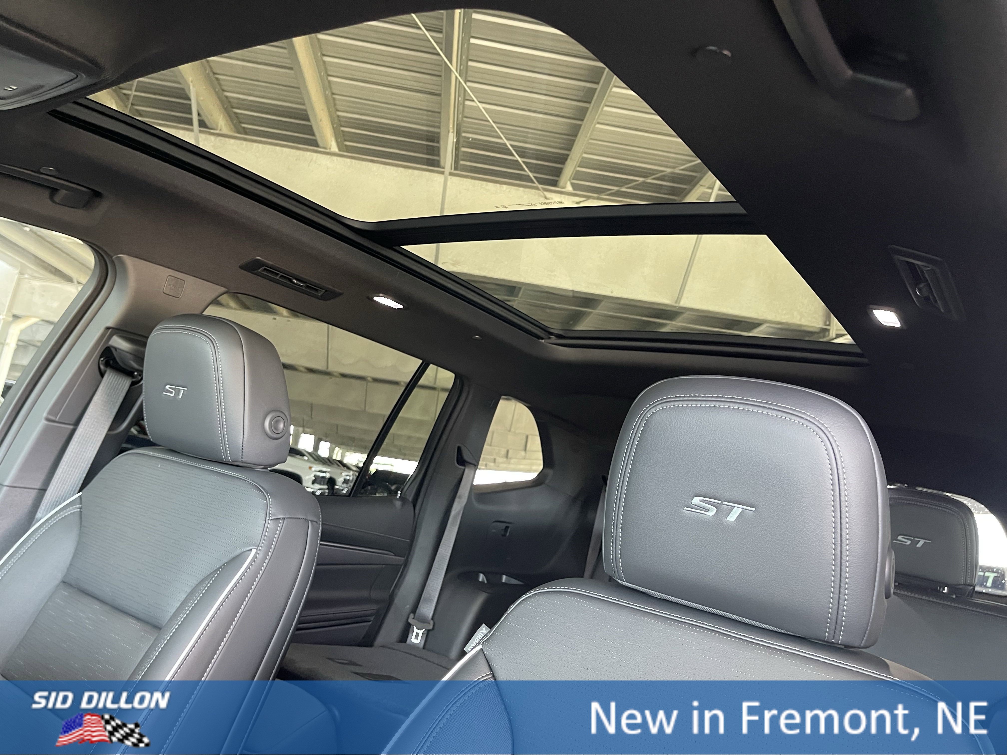 2025 Buick Enclave Sport Touring photo 4