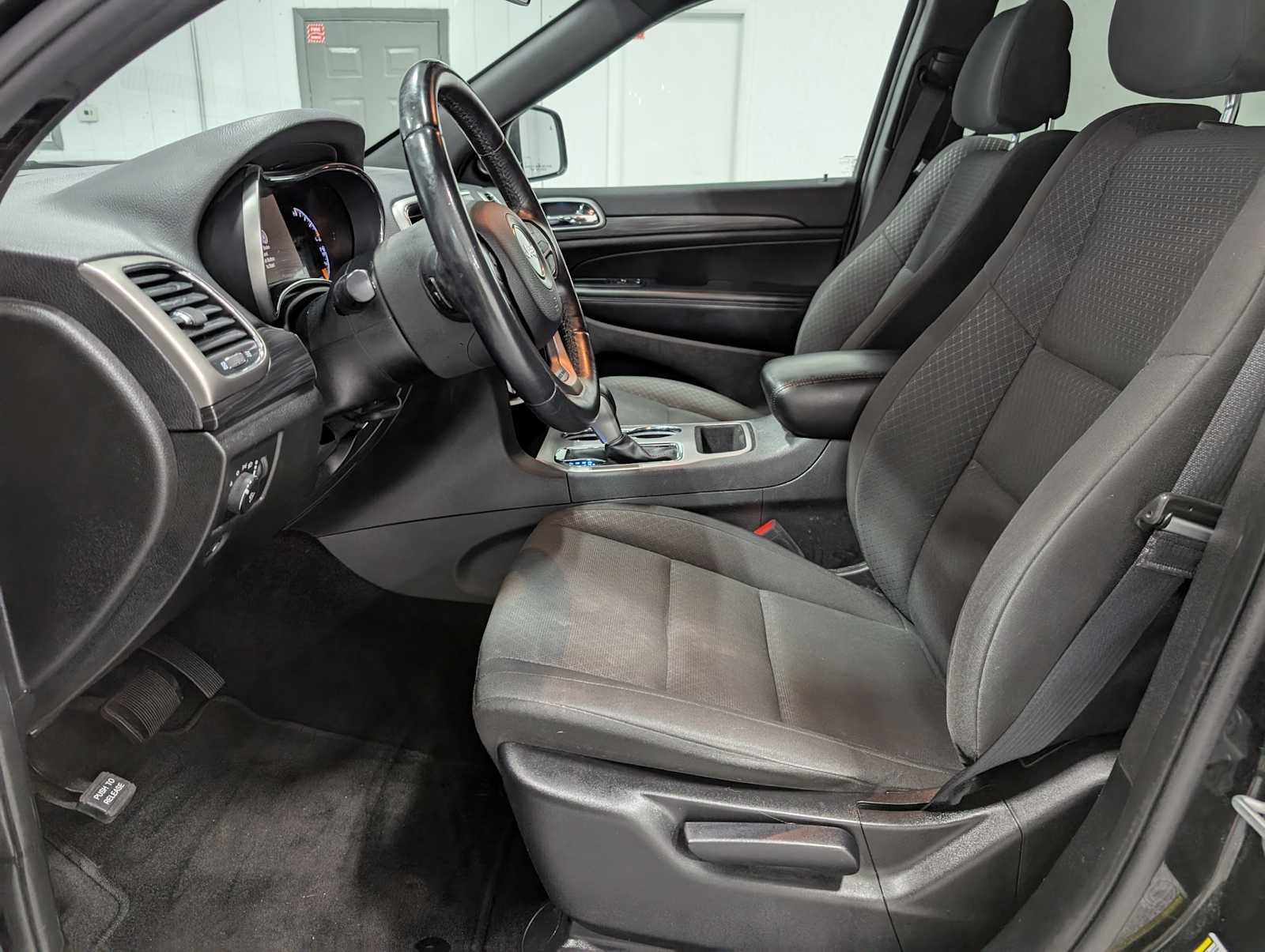 2019 Jeep Grand Cherokee Laredo photo 2