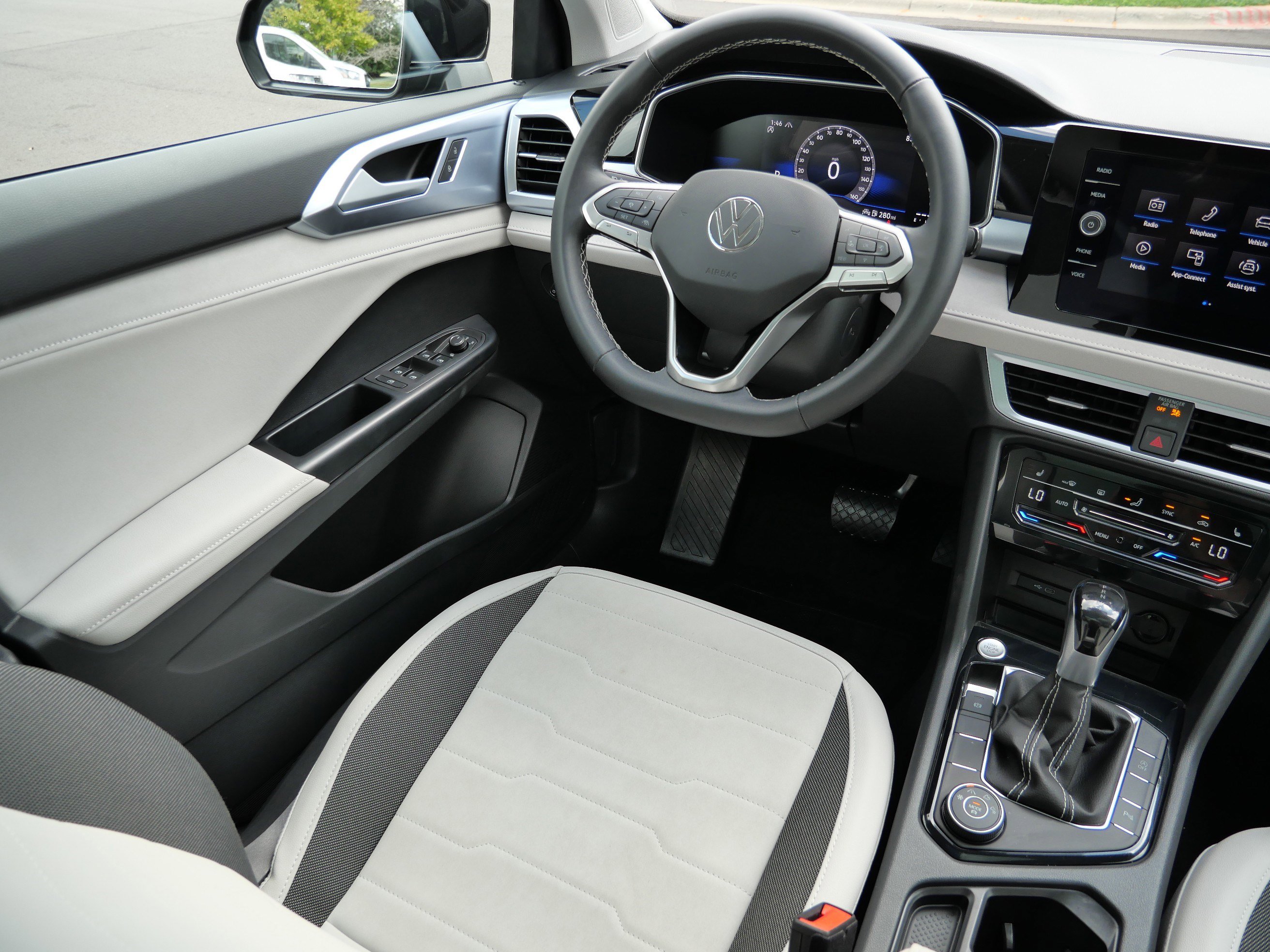 2025 Volkswagen Taos SE photo 9