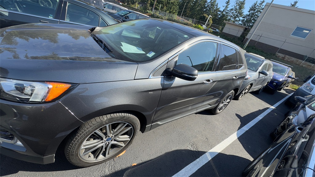2020 Ford Edge Titanium photo 2