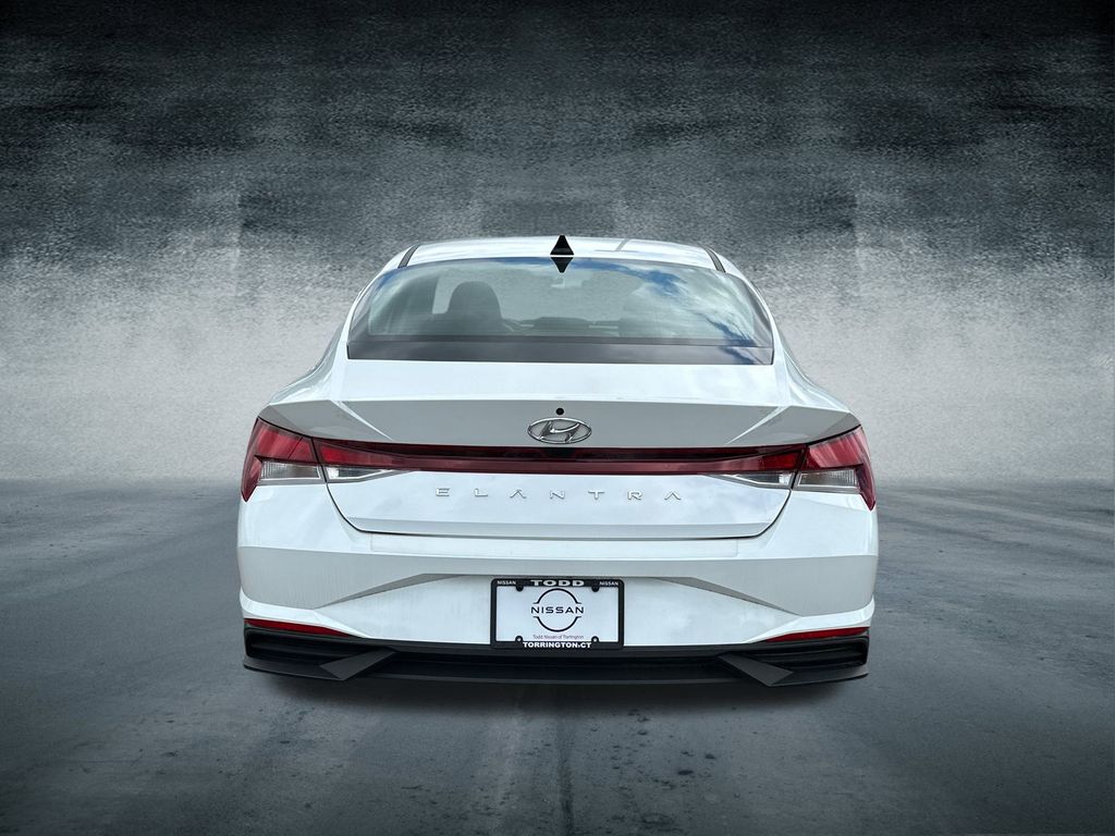 2023 Hyundai Elantra SEL photo 3