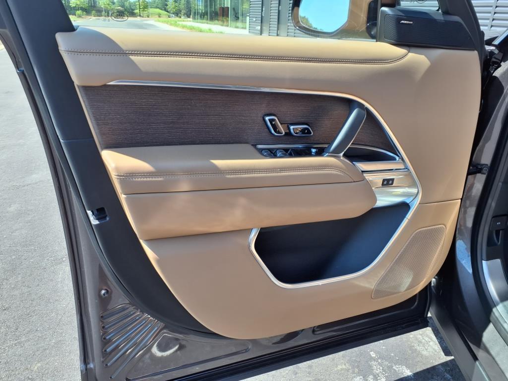 2023 Land Rover Range Rover SE photo 7