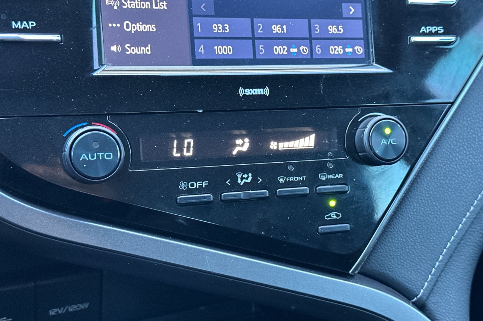 2020 Toyota Camry SE photo 19