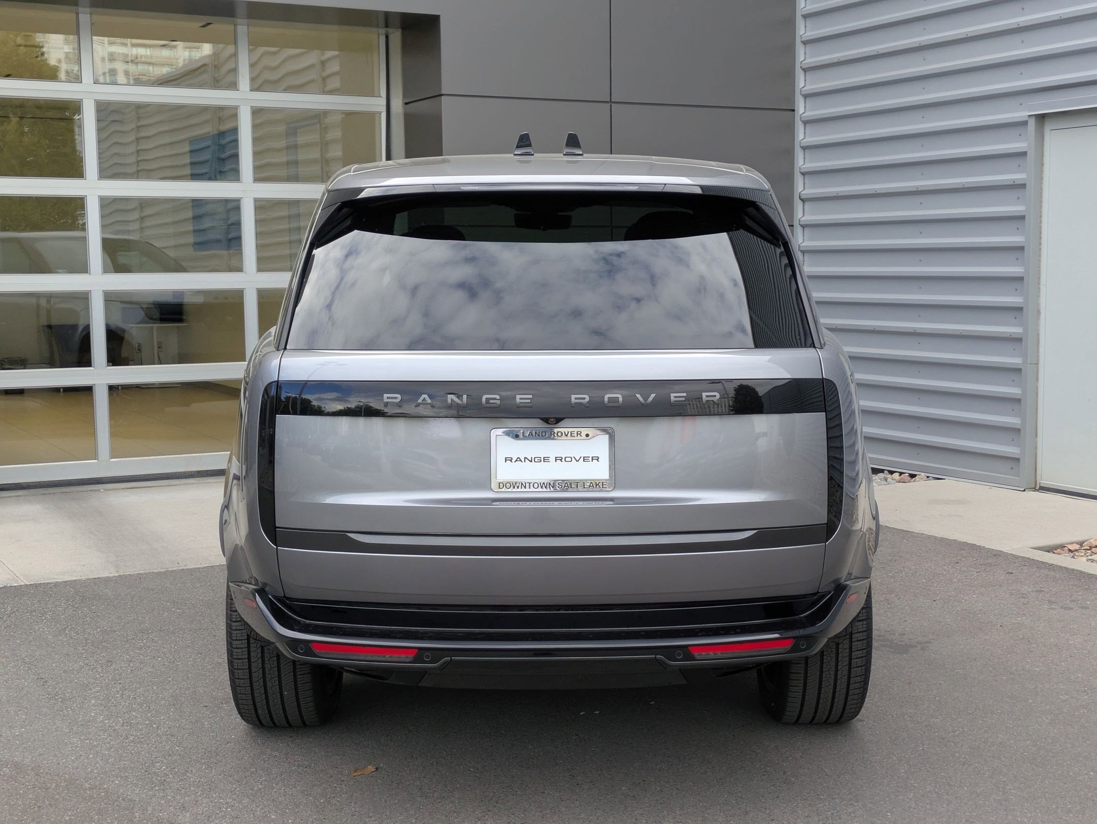 2025 Land Rover Range Rover SE photo 4