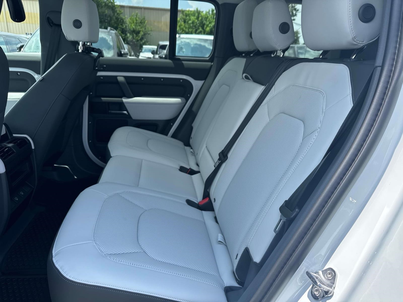 2025 Land Rover Defender 110 S photo 8