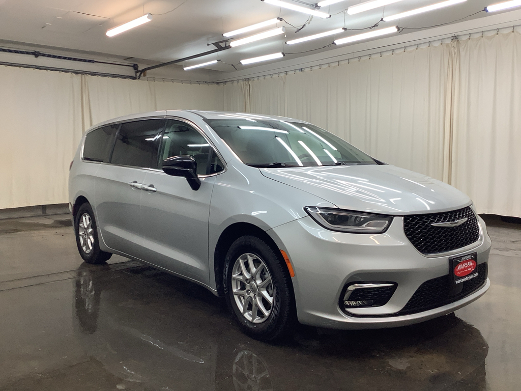 2024 Chrysler Pacifica Touring L photo 3