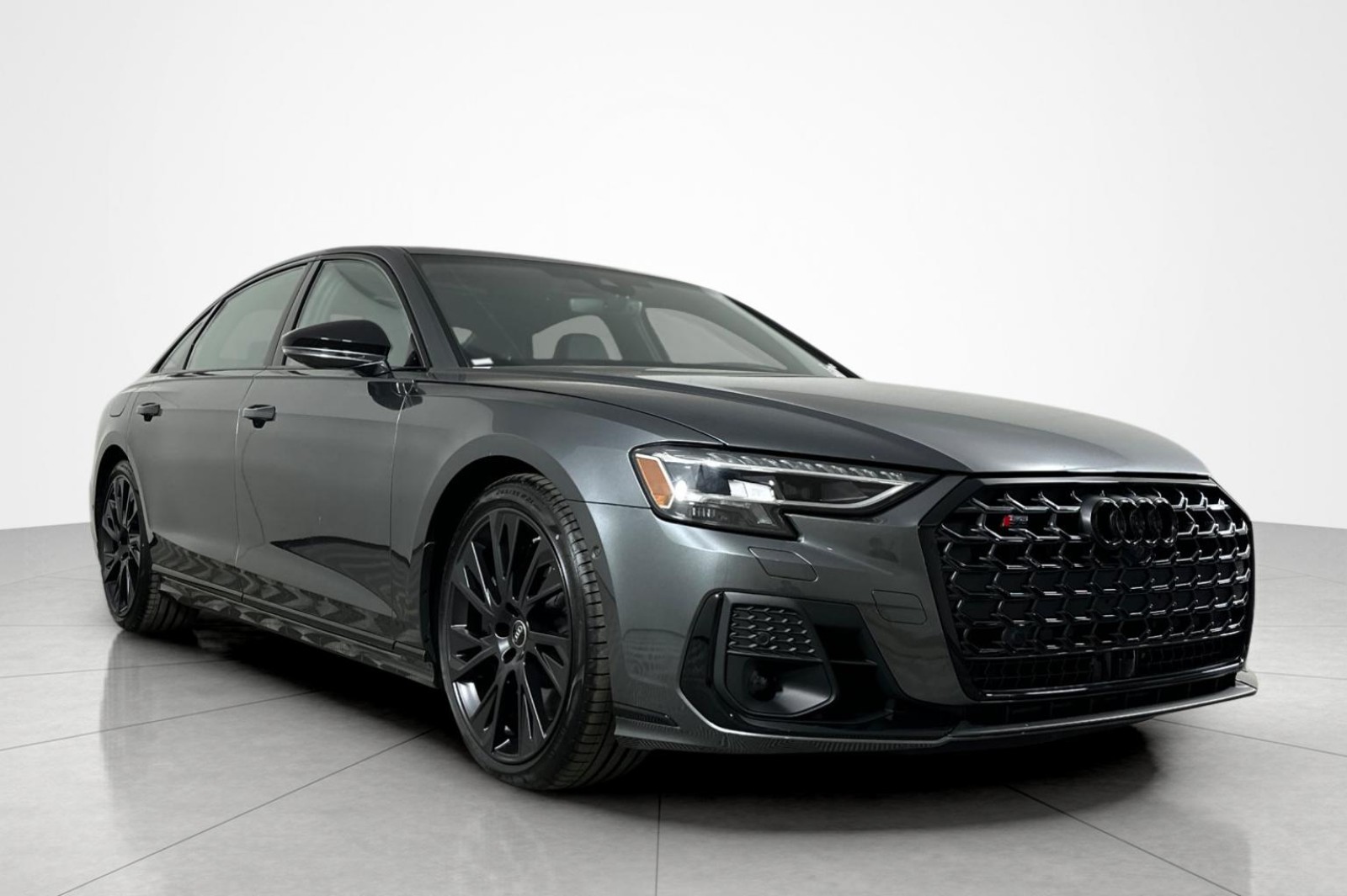 2025 Audi S8 Quattro photo 2