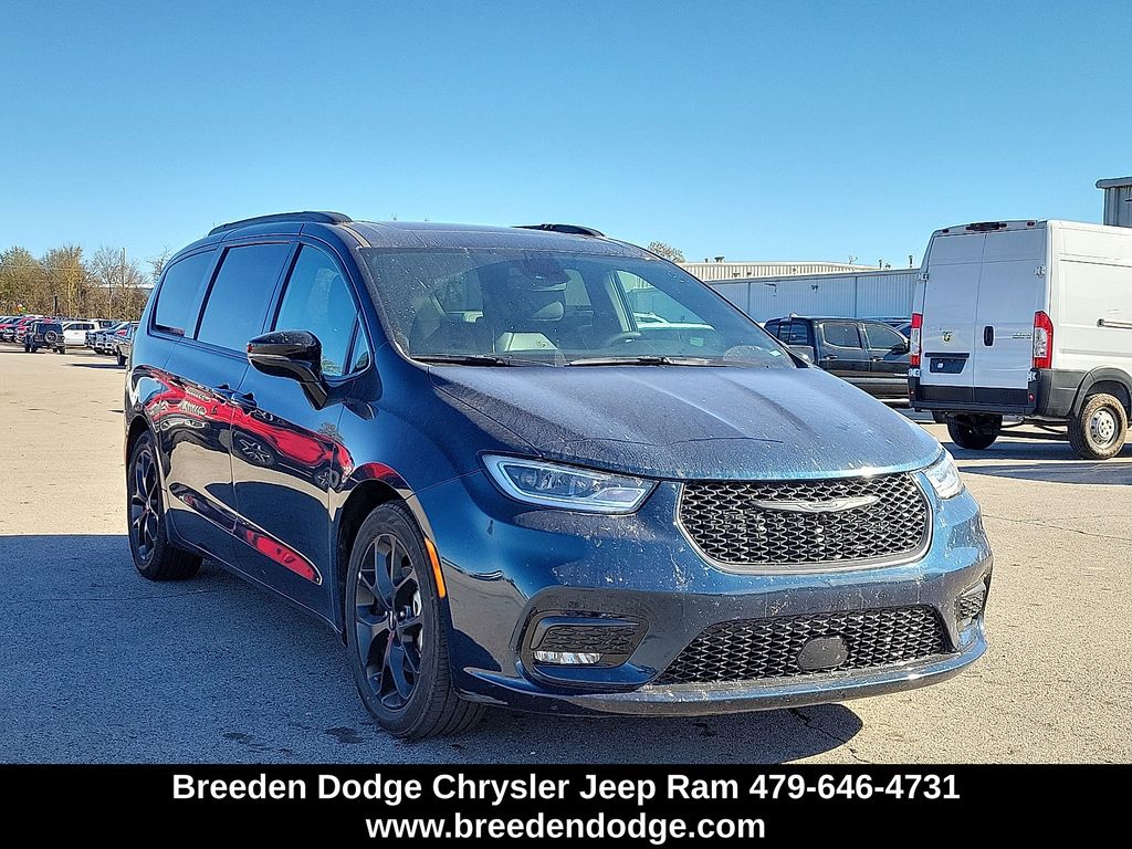 2025 Chrysler Pacifica Limited's photo