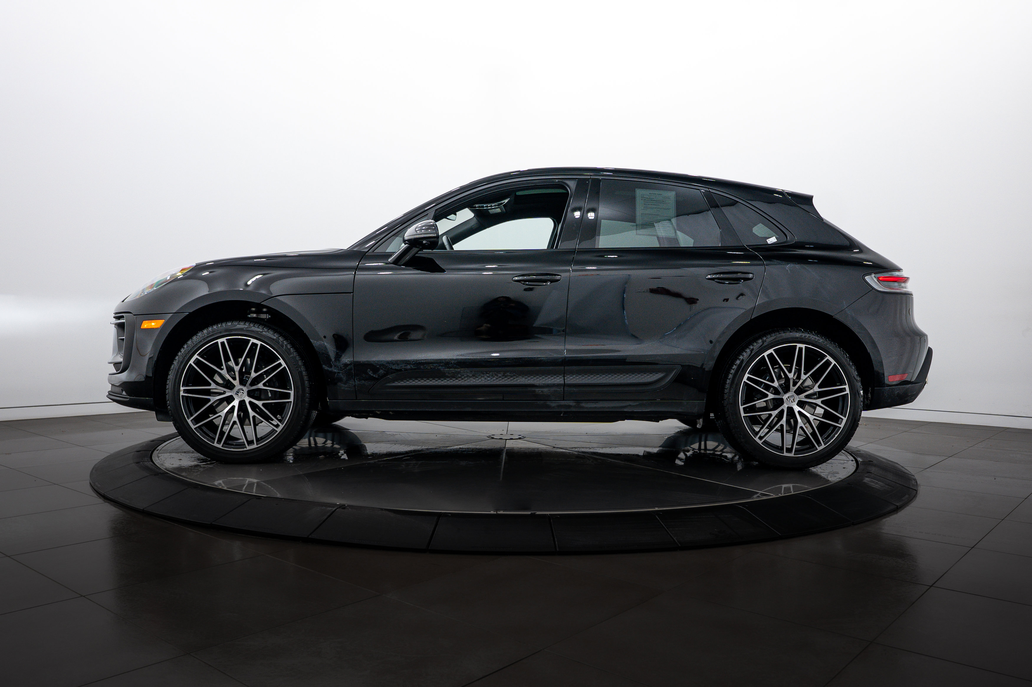 2025 Porsche Macan Base photo 2
