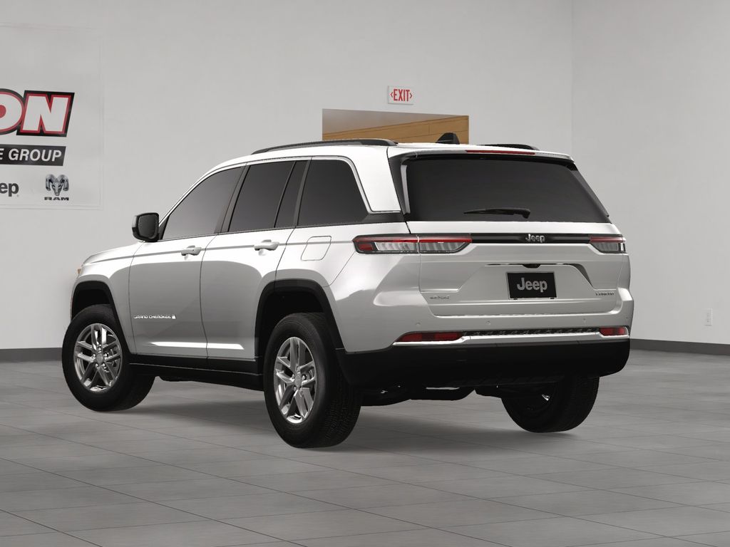 2025 Jeep Grand Cherokee Laredo photo 3