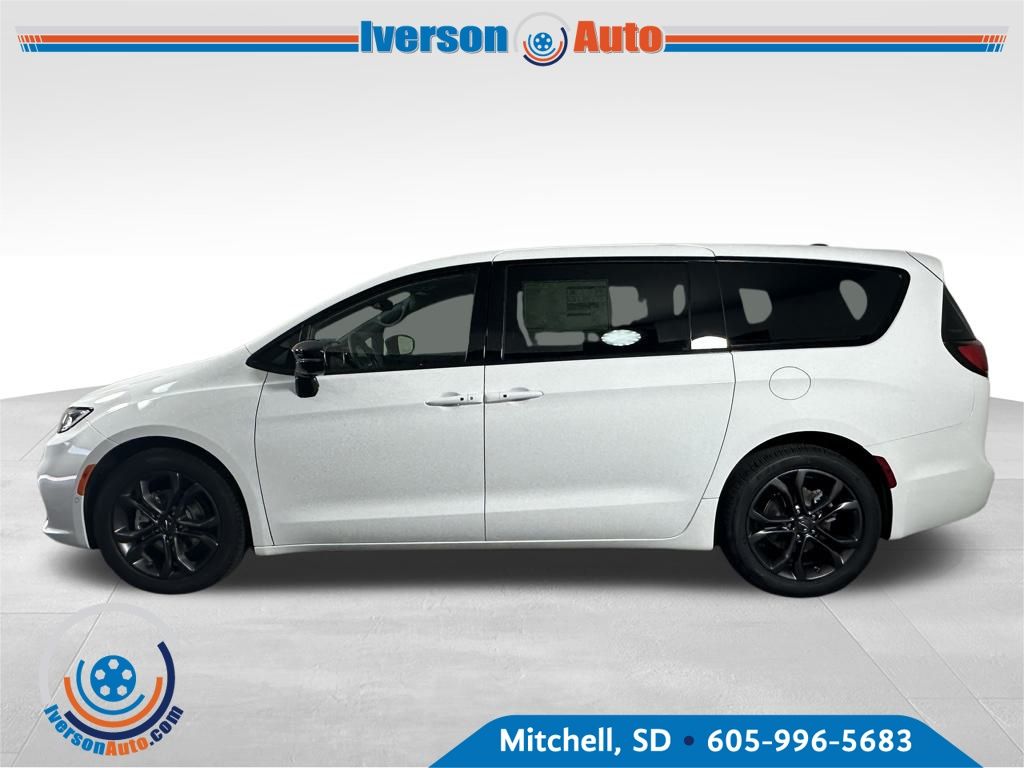 2026 Chrysler Pacifica photo 4