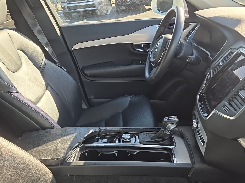 2016 Volvo XC90 T5 Momentum photo 9
