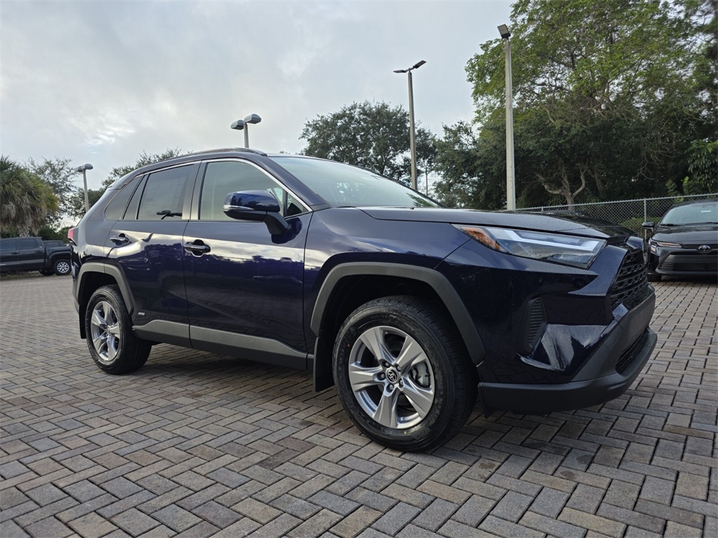 2025 Toyota RAV4 XLE's photo