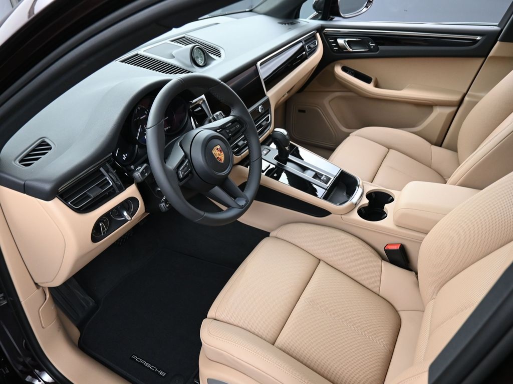 2026 Porsche Macan T photo 3