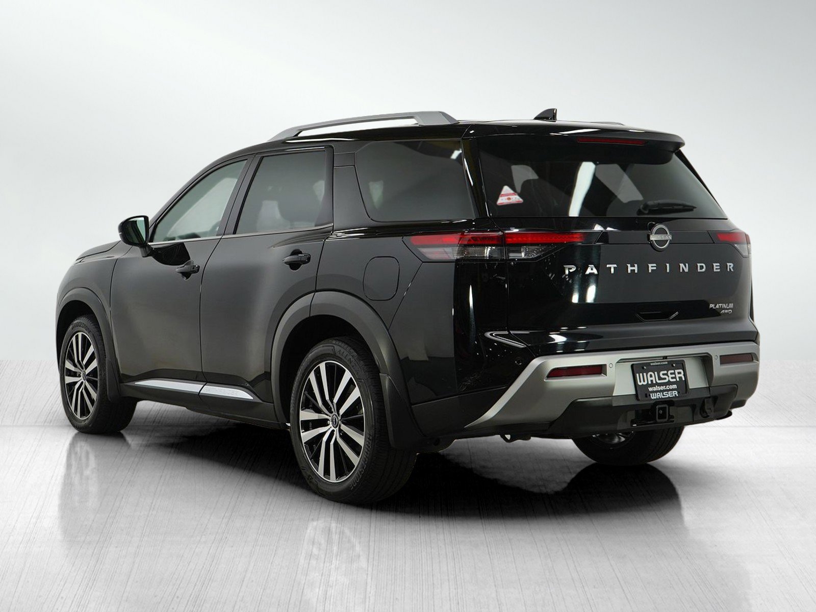 2023 Nissan Pathfinder Platinum photo 2