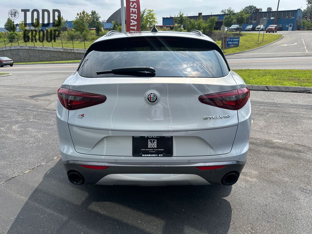 2022 Alfa Romeo Stelvio Ti photo 4